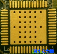 這是最不好的通孔設(shè)計(jì)，貫穿通孔直接擺放于QFN的接地散熱墊上，制造上無法確保其錫量，也就無法確保焊接良好。