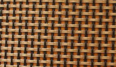 圖片只是示意圖，并不是真正的玻纖布，基本上由經(jīng)緯兩股材料交錯(cuò)編織而成，經(jīng)緯的交錯(cuò)間如果有空隙，就容易藏水分，所以一般會(huì)以透氣性來(lái)檢查其密合度。