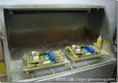 使用噴涂(Spraying)方式作業(yè)conformal coating時(shí)，需設(shè)備抽真空的設(shè)備，否則噴涂的物質(zhì)會(huì)飄散到空氣當(dāng)中，影響人體的健康。