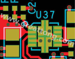 因孔徑過大，焊料沿孔壁爬溢流出