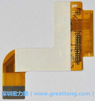 FPCB并非可無限制撓曲，為避免過度撓曲拉扯造成銅箔斷裂，一般在較長條型板材會貼附補(bǔ)強(qiáng)貼片。