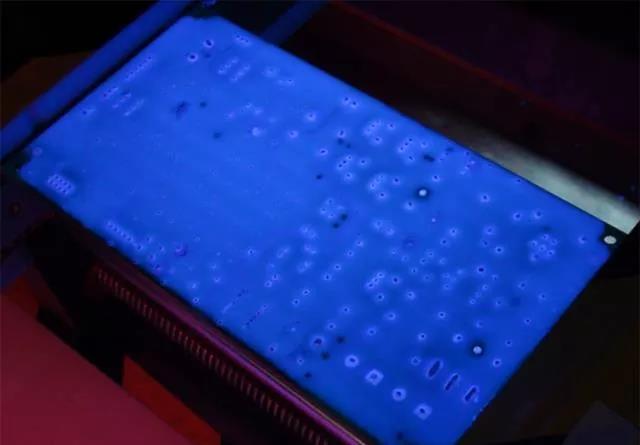 經(jīng)過涂覆工藝后的PCB，在紫光燈下的拍攝效果，原來coating也可以這么美！
